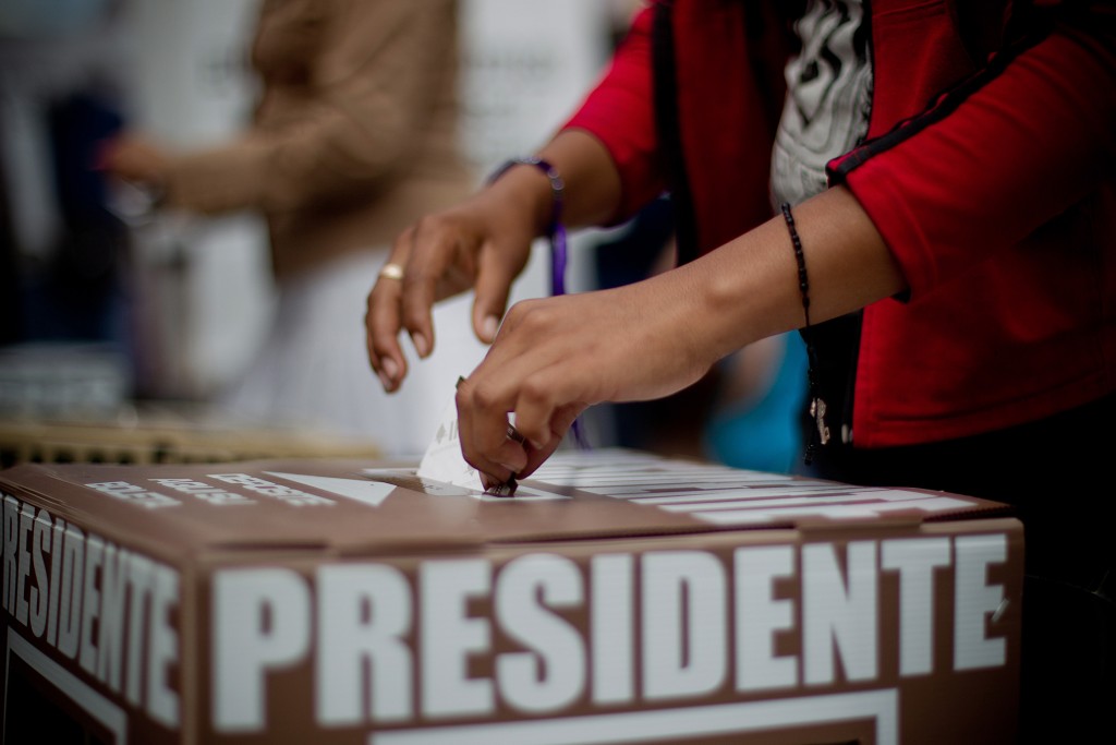 (120701) -- CHIMALHUACAN, julio 1, 2012 (Xinhua) -- Una mujer emite su voto en una casilla electoral, en el municipio de Chimalhuac¨¢n, en el Estado de M¨¦xico, M¨¦xico, el 1 de julio de 2012. Poco m¨¢s de 79,4 millones de electores en las 32 entidades del pa¨ªs, acuden el domingo a las urnas para elegir al pr¨®ximo presidente de M¨¦xico, para el sexenio 2012-2018, as¨ª como a 500 diputados y 128 senadores. (Xinhua/Pedro Mera) (pm) (mp) (ce)